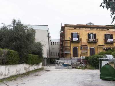 ...che ci permette di trovarci davanti all�antica villa (circondata da impalcature) che ospita le aule per le lezioni